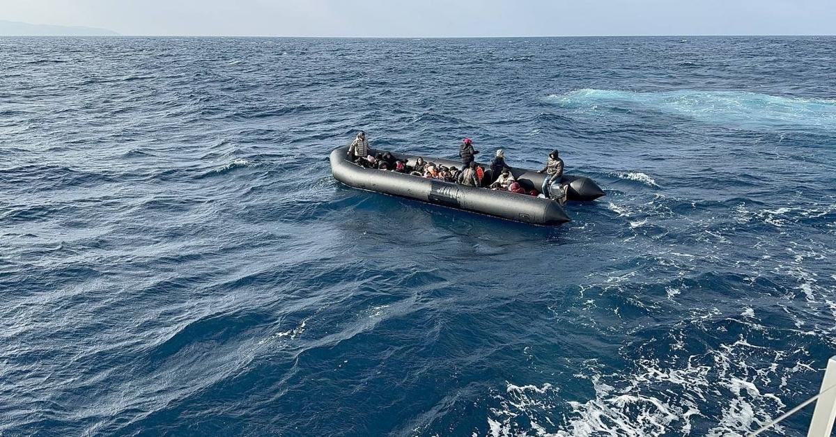 Closure of Istanbul Strait due to fog halts bi-directional ship traffic