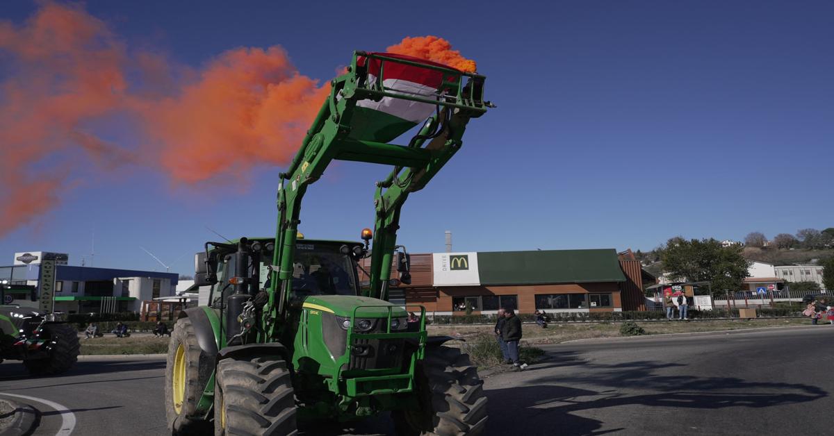 European farmers mobilize: Tractors roll into Rome in massive protest