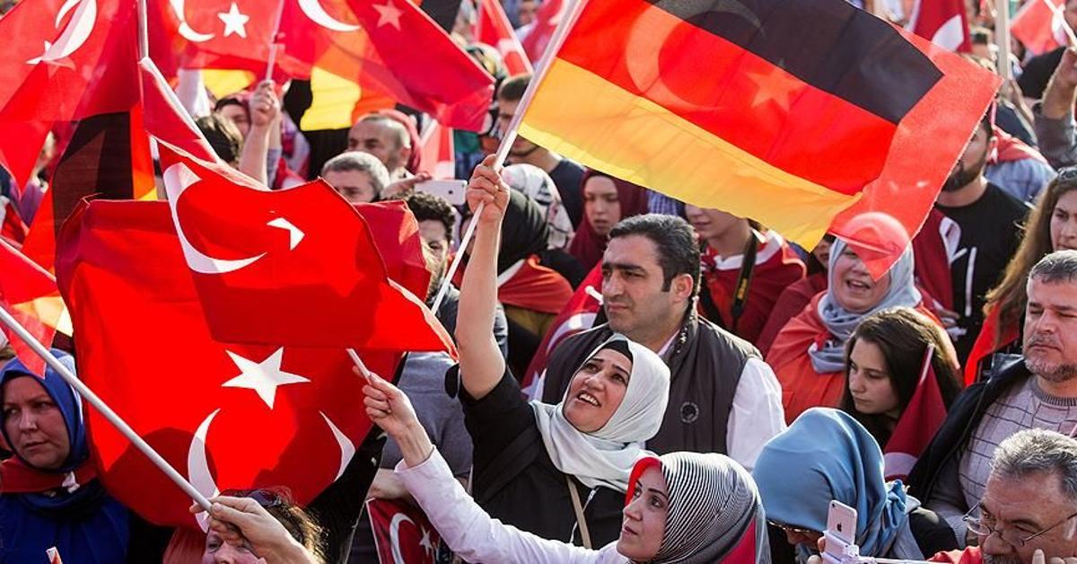 German PM praises Turkish workers' contribution to Germany
