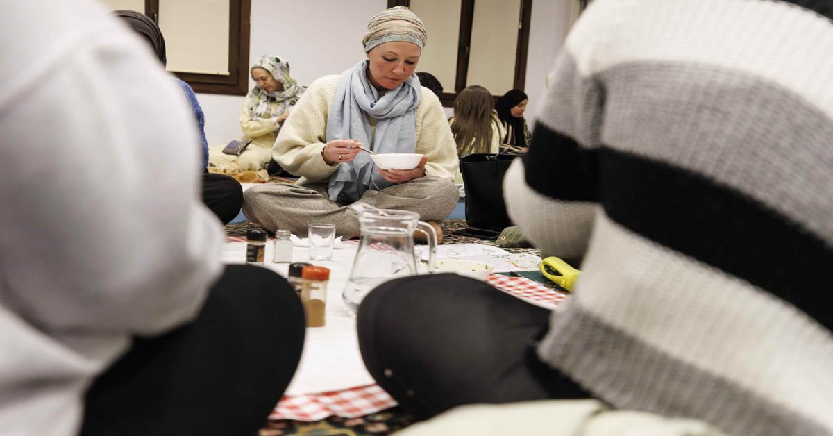 Granada Muslims gather to celebrate Ramadan iftar with delicious 