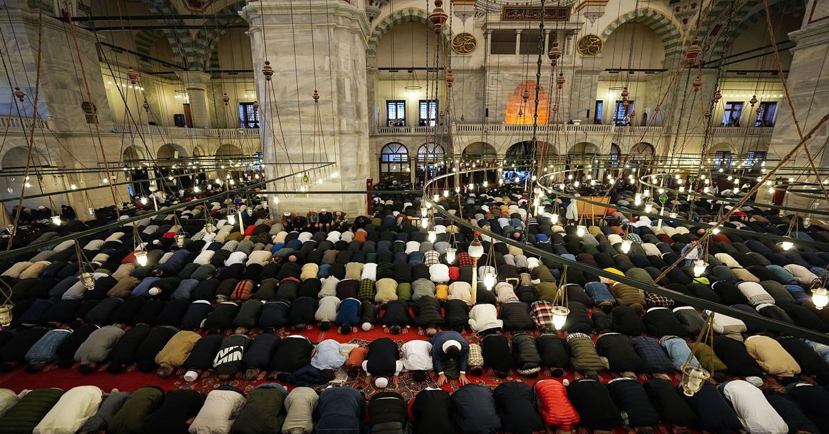 Millions of Muslims celebrate Eid al-Fitr worldwide, perform prayers