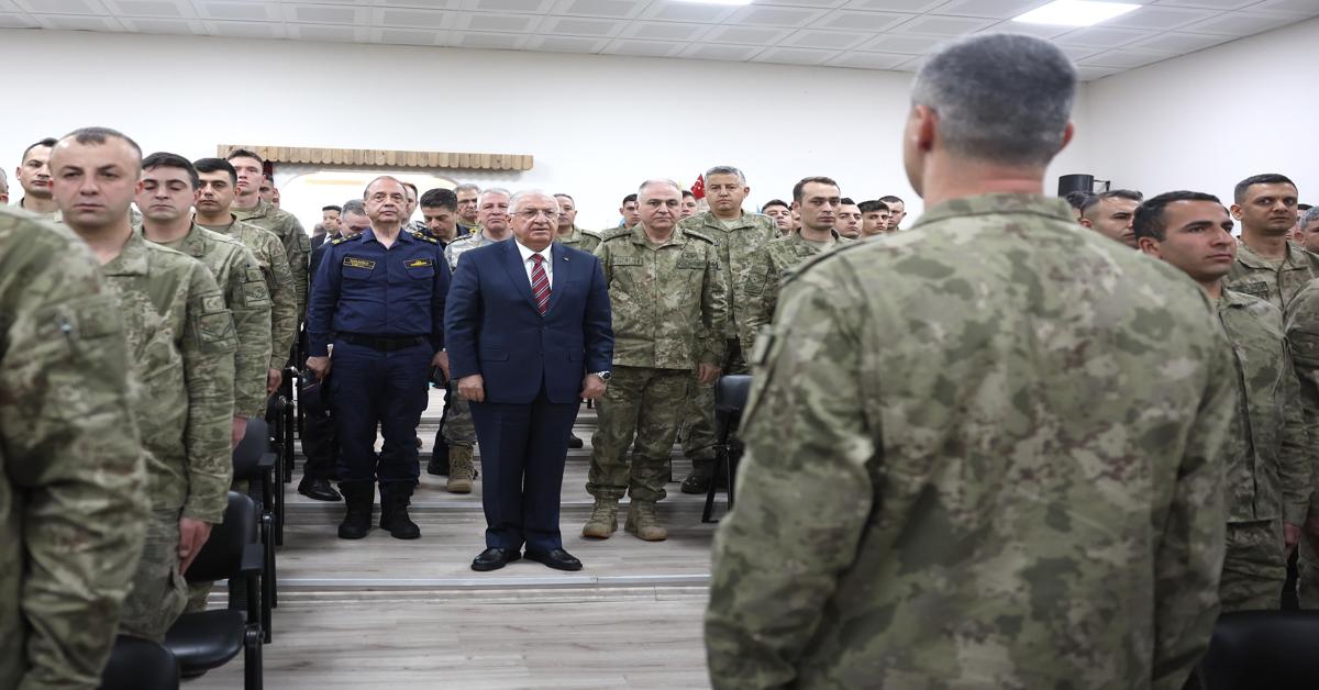 Minister of National Defense holds meeting with commanders post Eid celebration