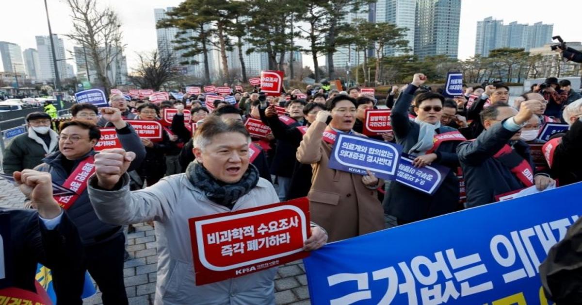 S.Korea sets end-Feb deadline for protesting doctors to return to work