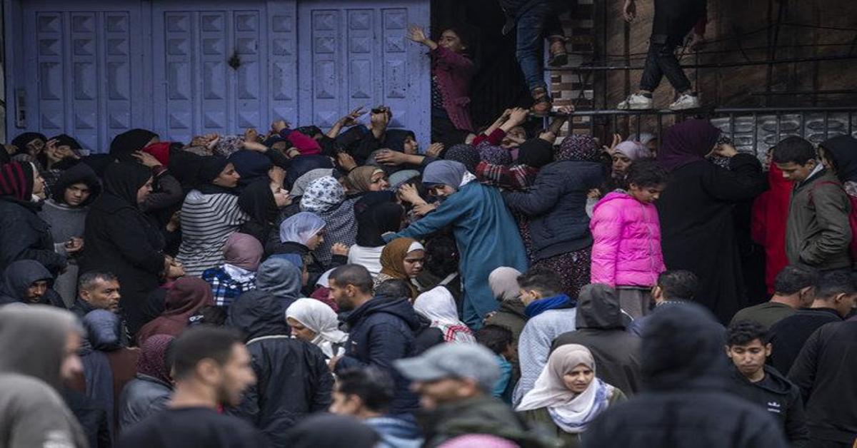 UN suspends food aid in Gaza amid chaos, violence