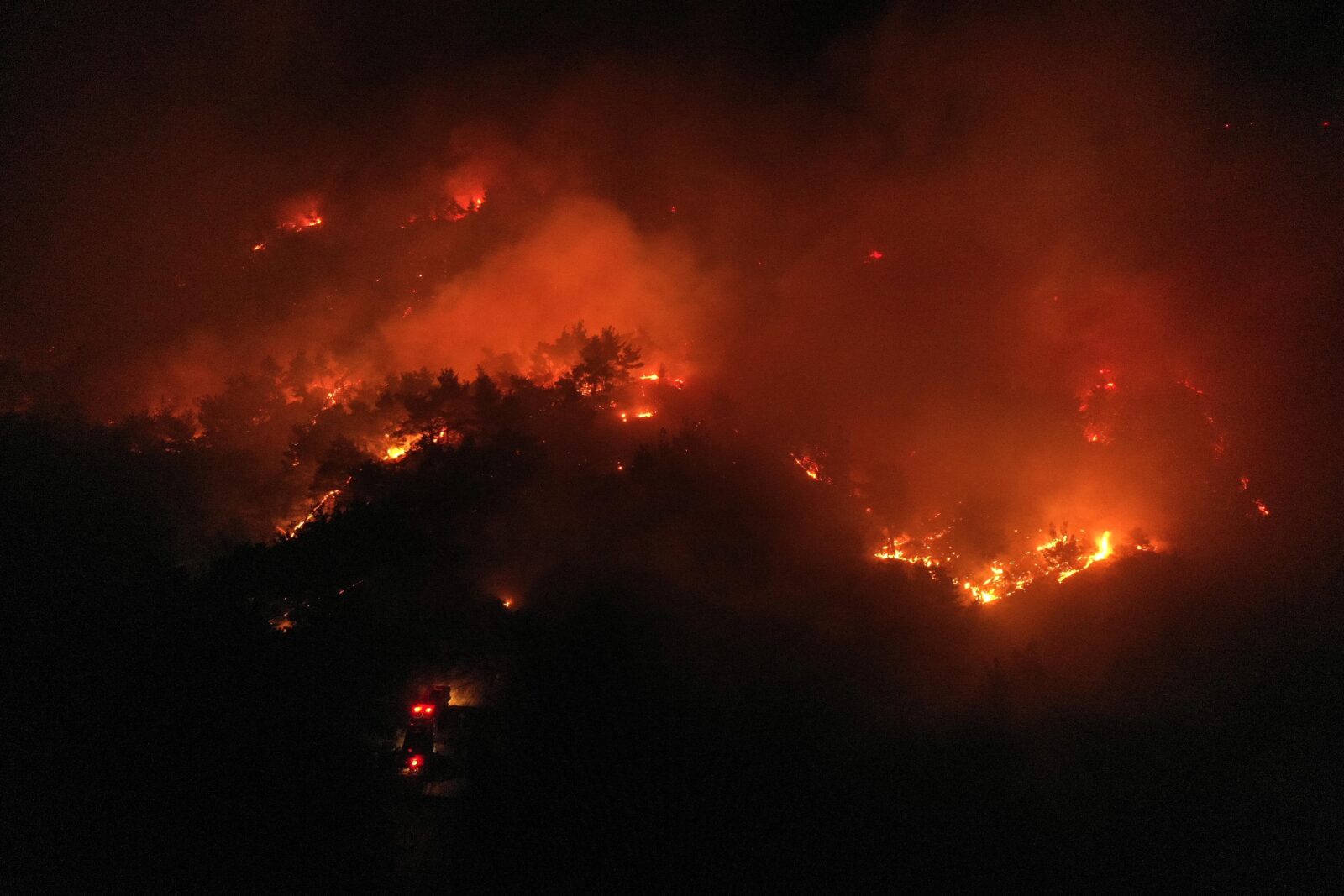 Wildfires in Türkiye, Greece spark tourist concerns, security measures taken