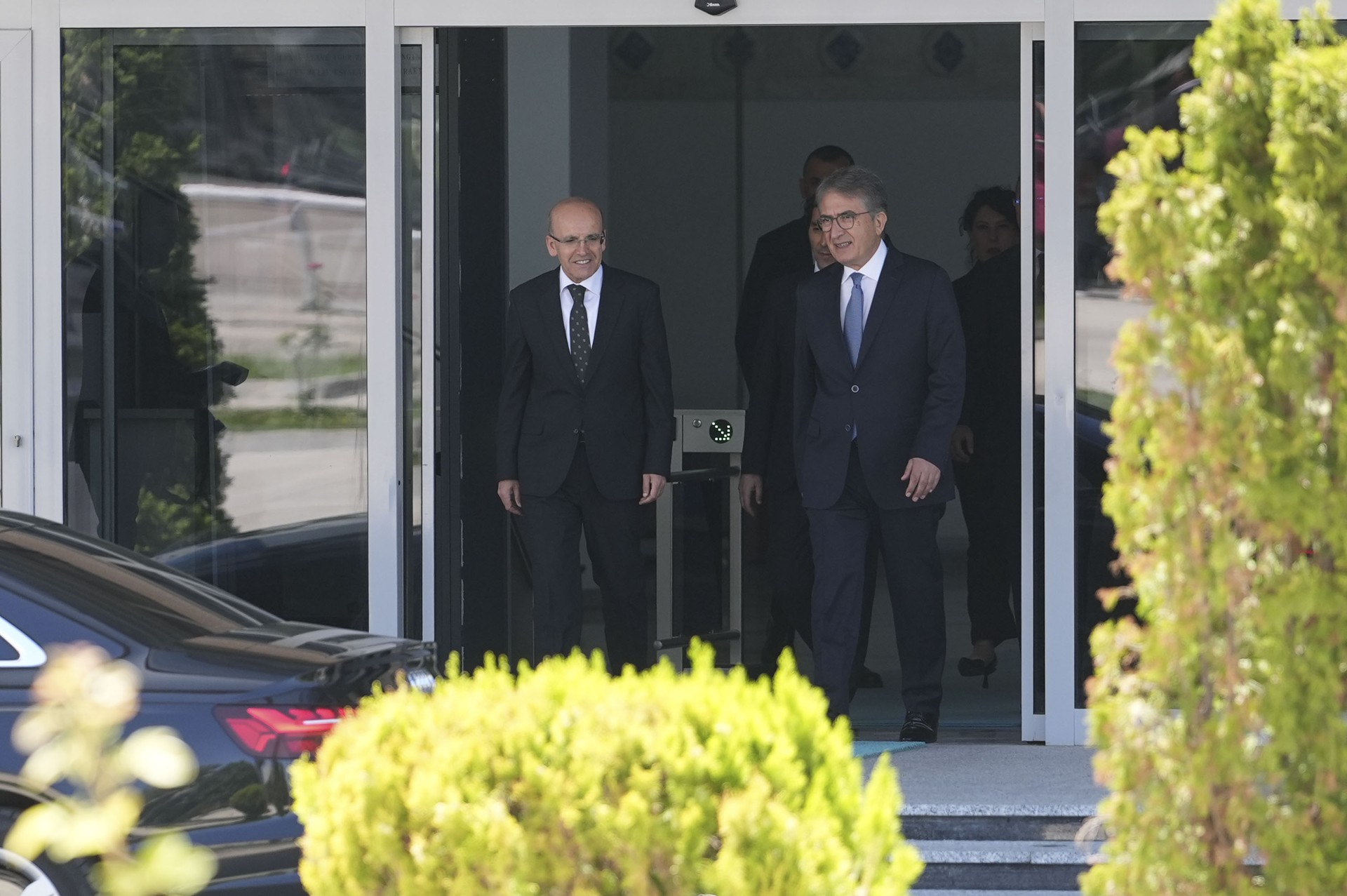 
CHP Deputy Chairman Yalcin Karatepe (right) met with Minister of Treasury and Finance Mehmet Simsek (left) in his office 24 June, 2024 (AA Photo)