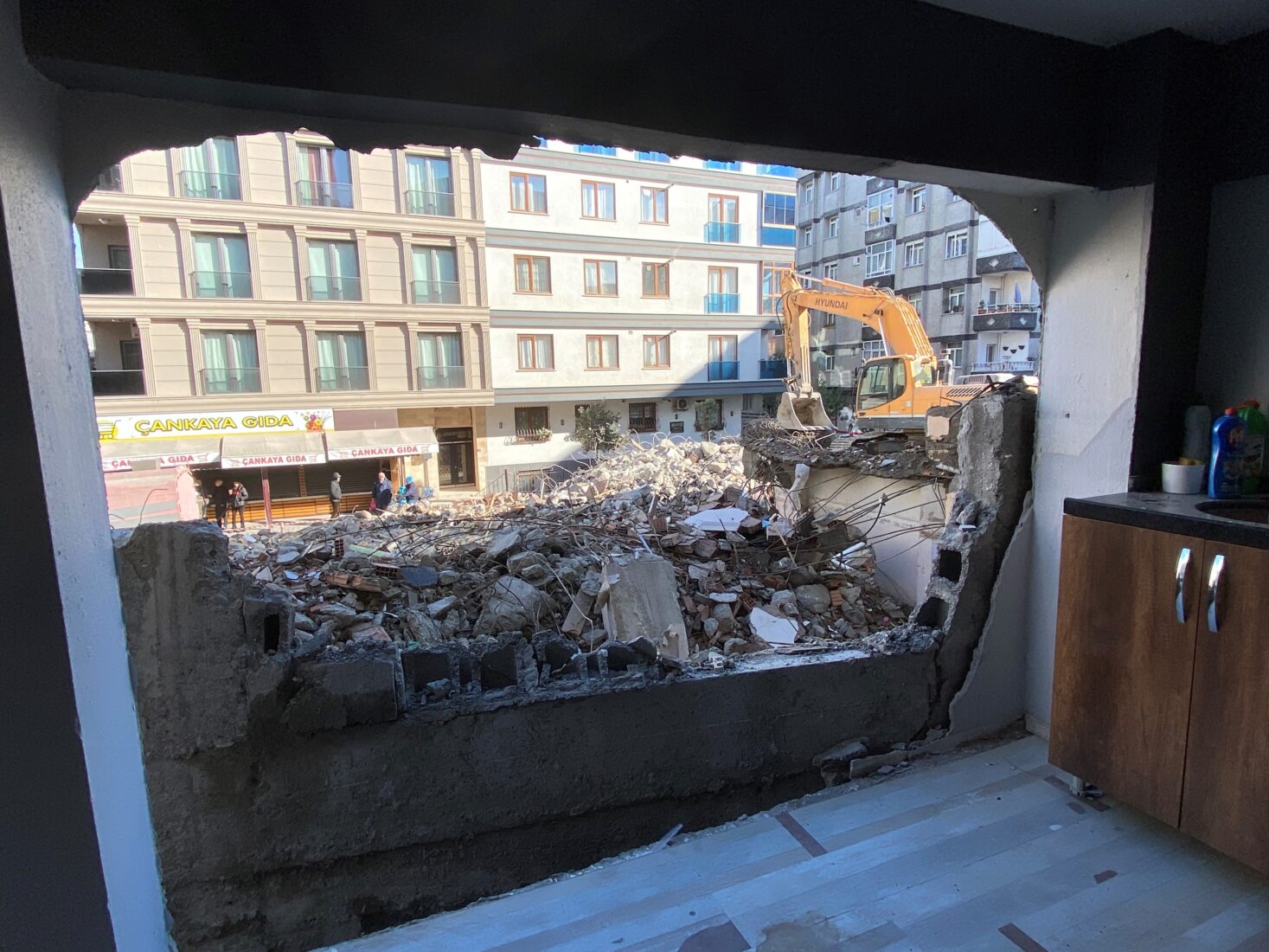 Building collapse crisis in Istanbul sparks earthquake concerns