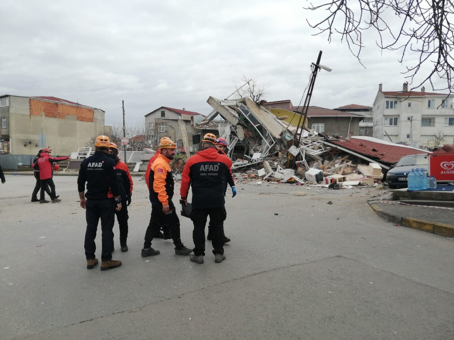 Building collapse crisis in Istanbul sparks earthquake concerns