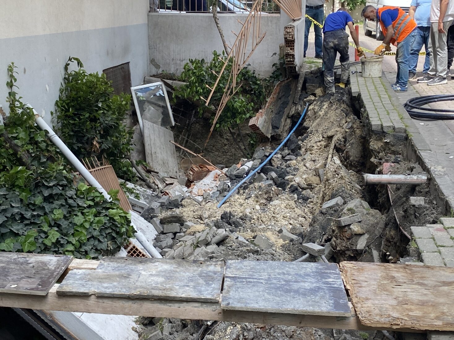 Building collapse crisis in Istanbul sparks earthquake concerns