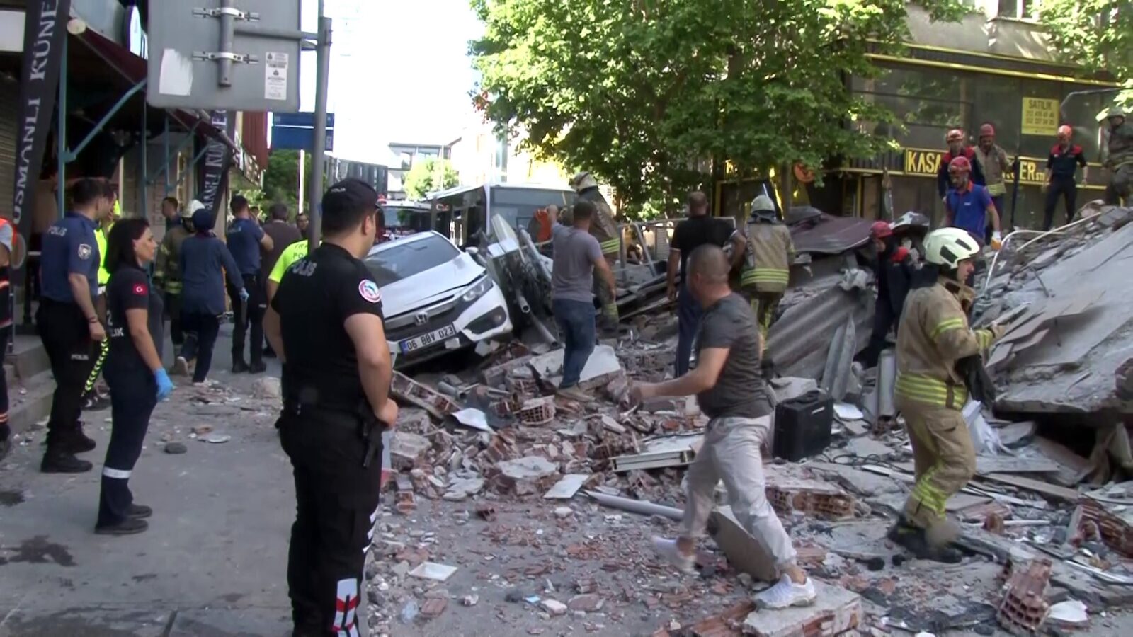Building collapse crisis in Istanbul sparks earthquake concerns