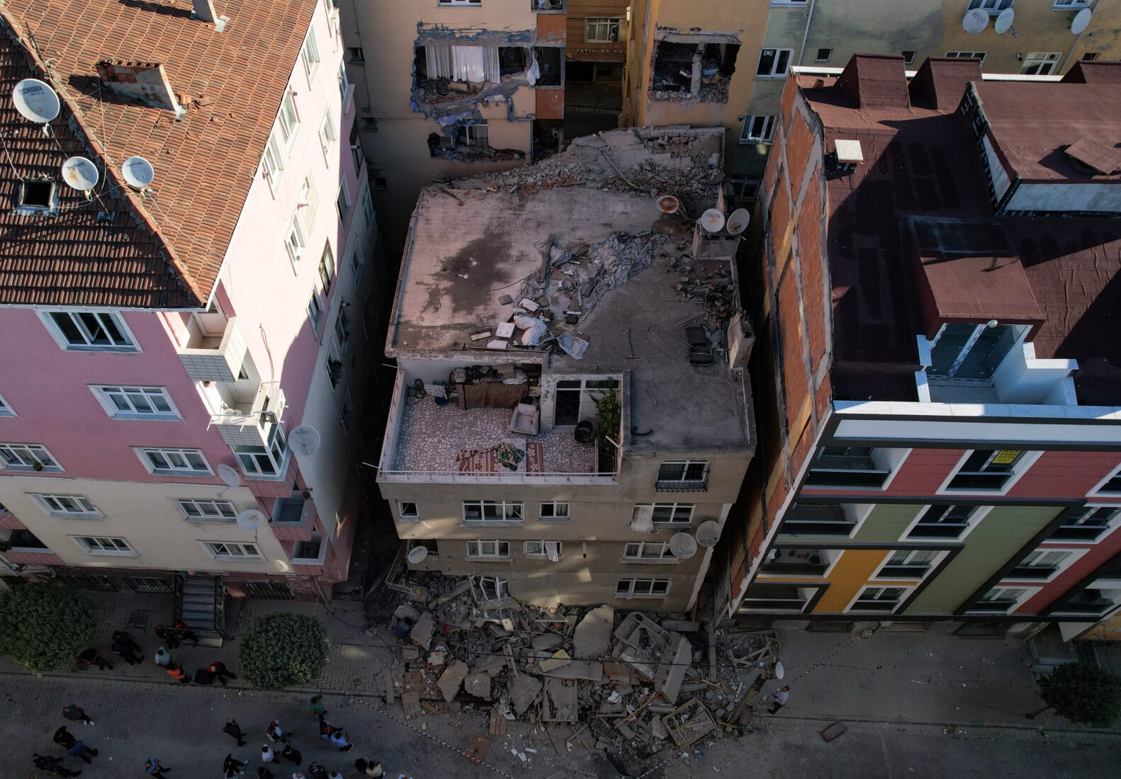 Building collapse crisis in Istanbul sparks earthquake concerns