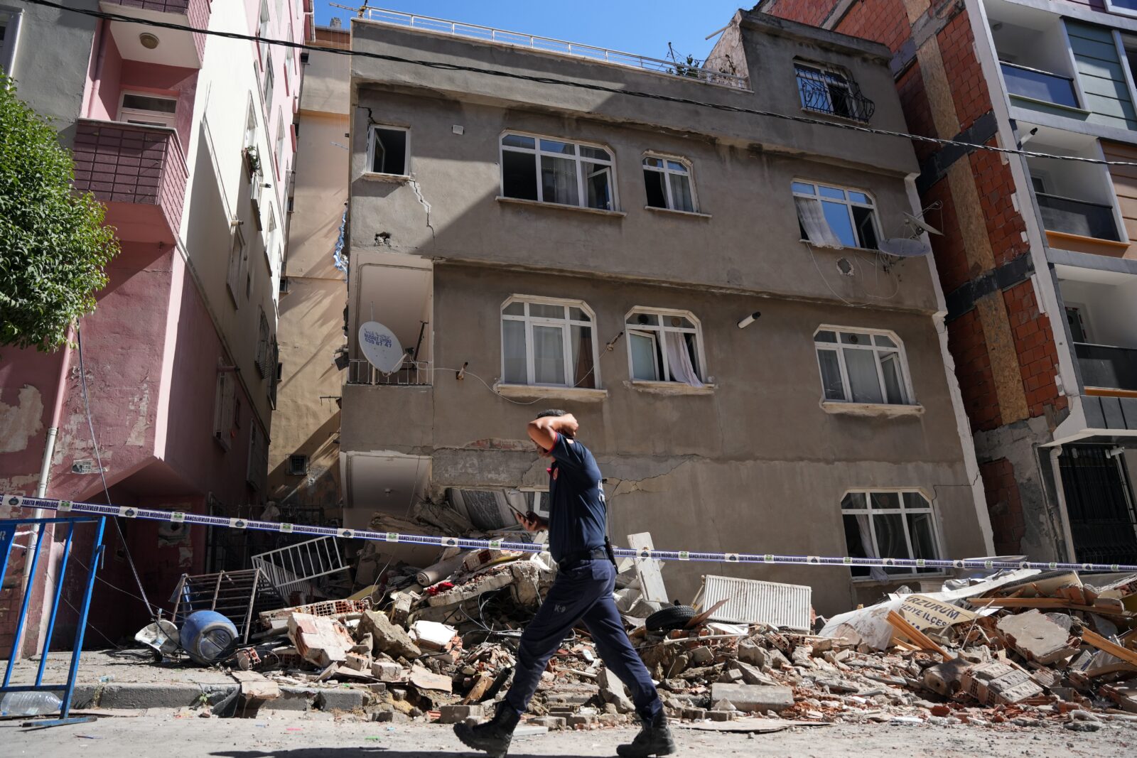 Building collapse crisis in Istanbul sparks earthquake concerns