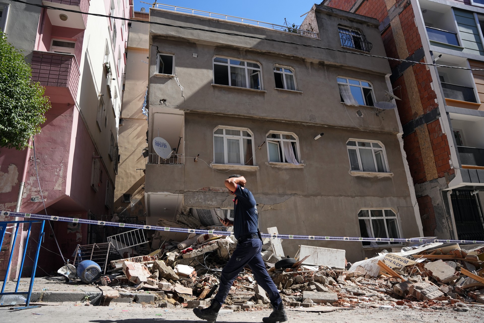 100,000 buildings risk immediate collapse in Istanbul, municipality warns