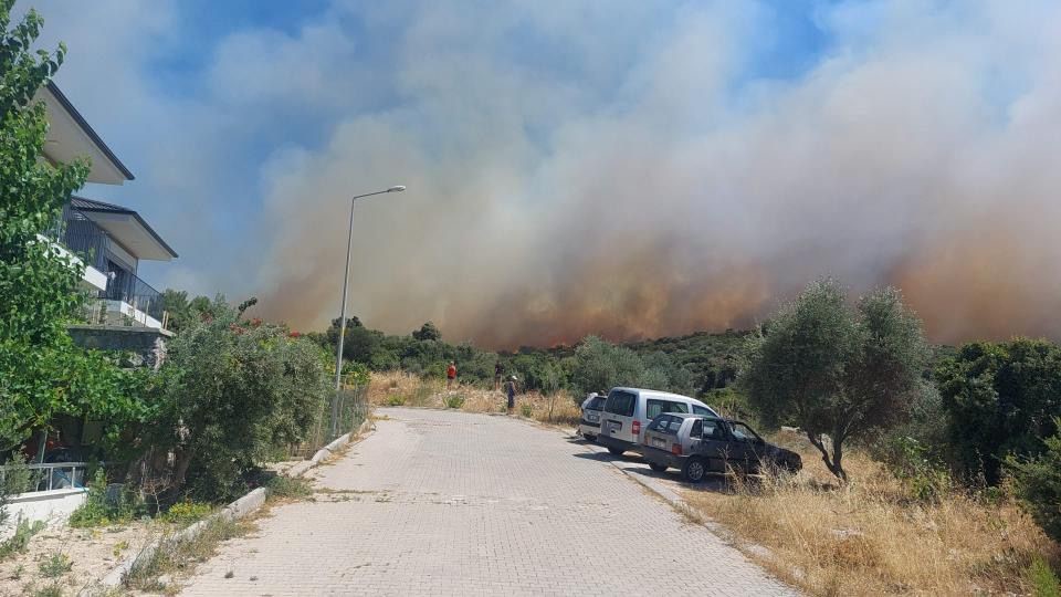 IZMIR'IN ÇESME ILÇESINDE ÖGLE SAATLERINDE ORMANLIK ALANDA ÇIKAN YANGIN 10 SAAT SONRA KONTROL ALTINA ALINDI. (ALI IHSAN ÇIFTÇI - SERGEN YILDA/IZMIR-IHA)
Izmir'in Çesme ilçesinde ögle saatlerinde ormanlik alanda çikan yangin 10 saat sonra kontrol altina alindi.