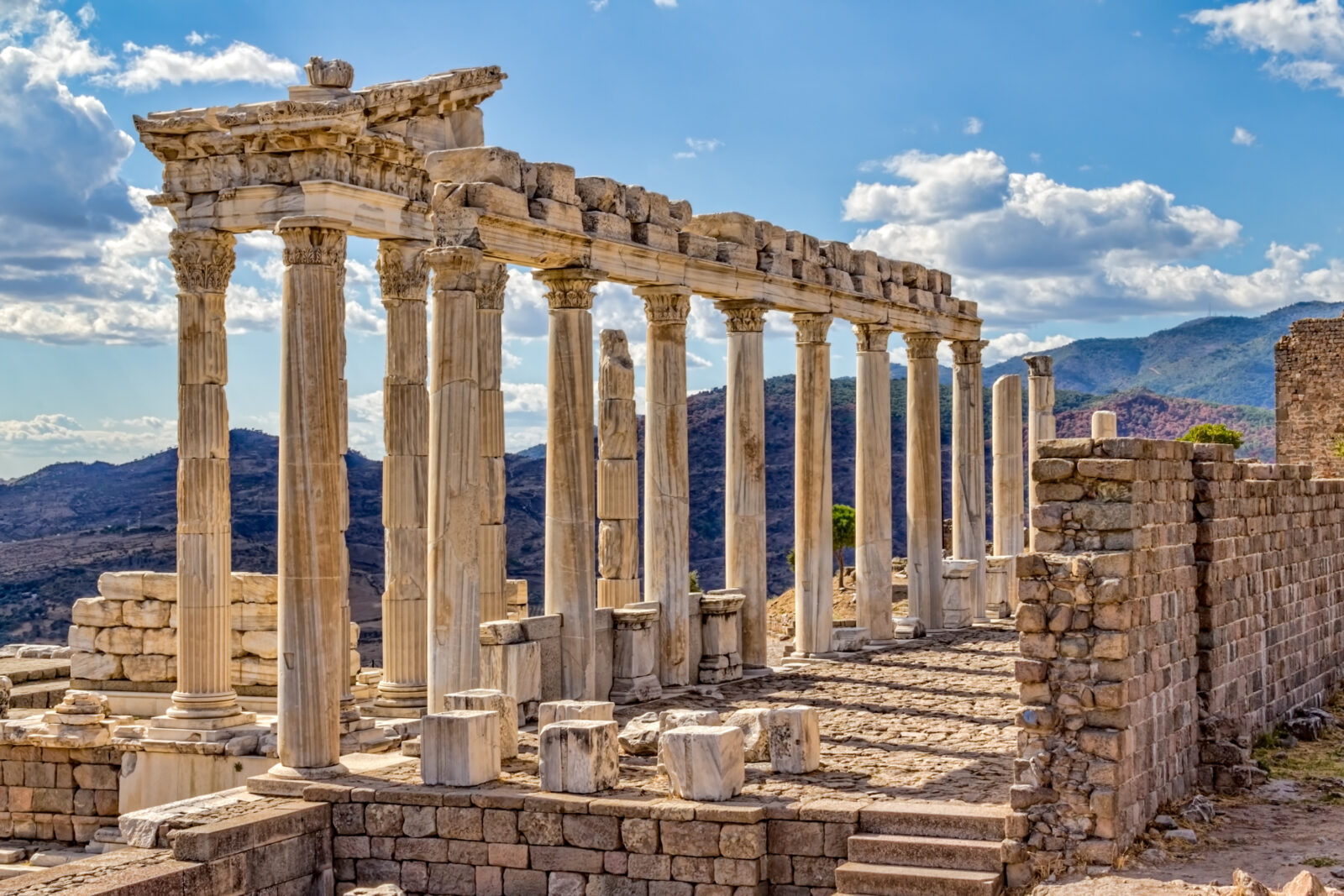 Izmir Bergama's historic charm attracts record visitors in 2024