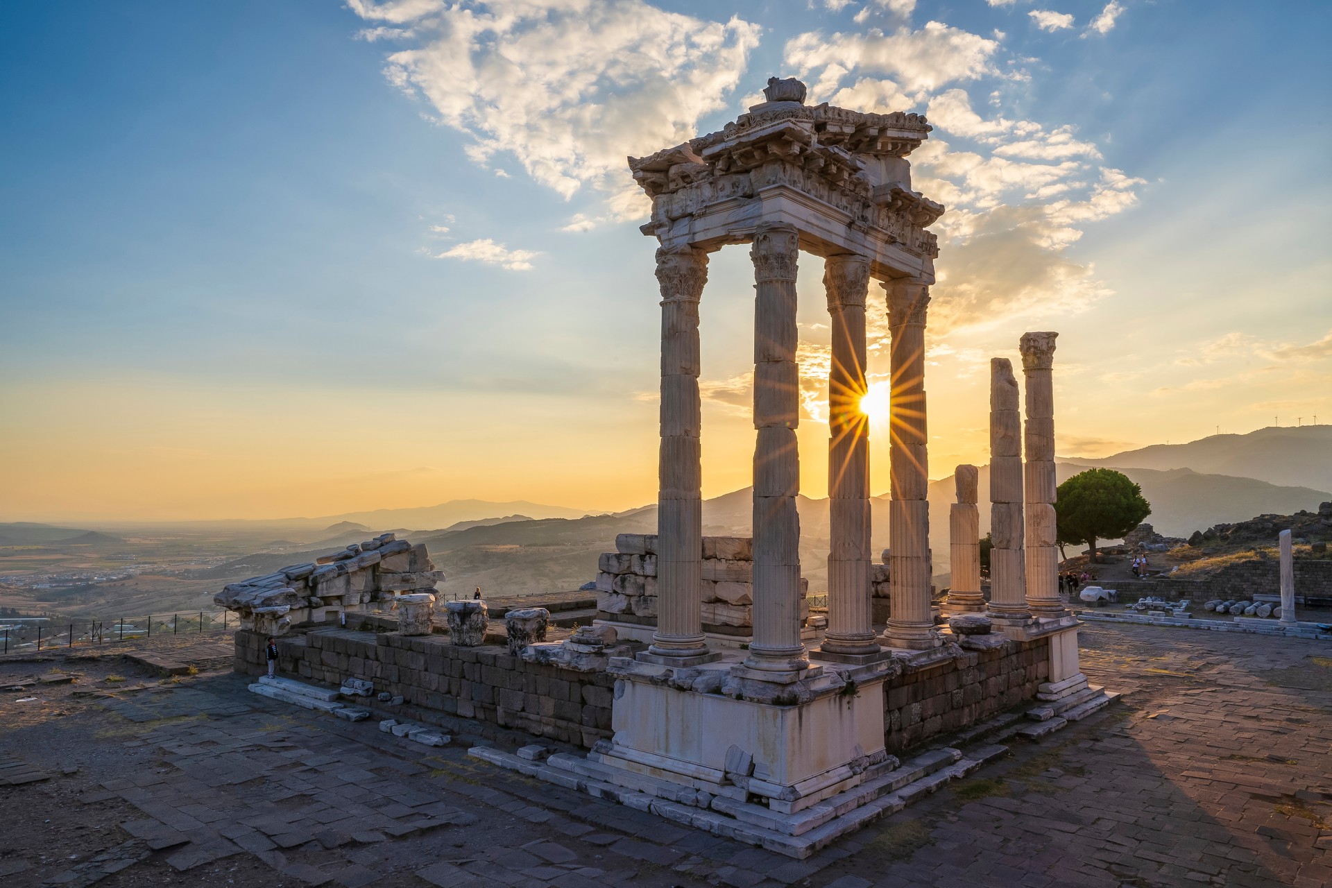 Izmir Bergama's historic charm attracts record visitors in 2024