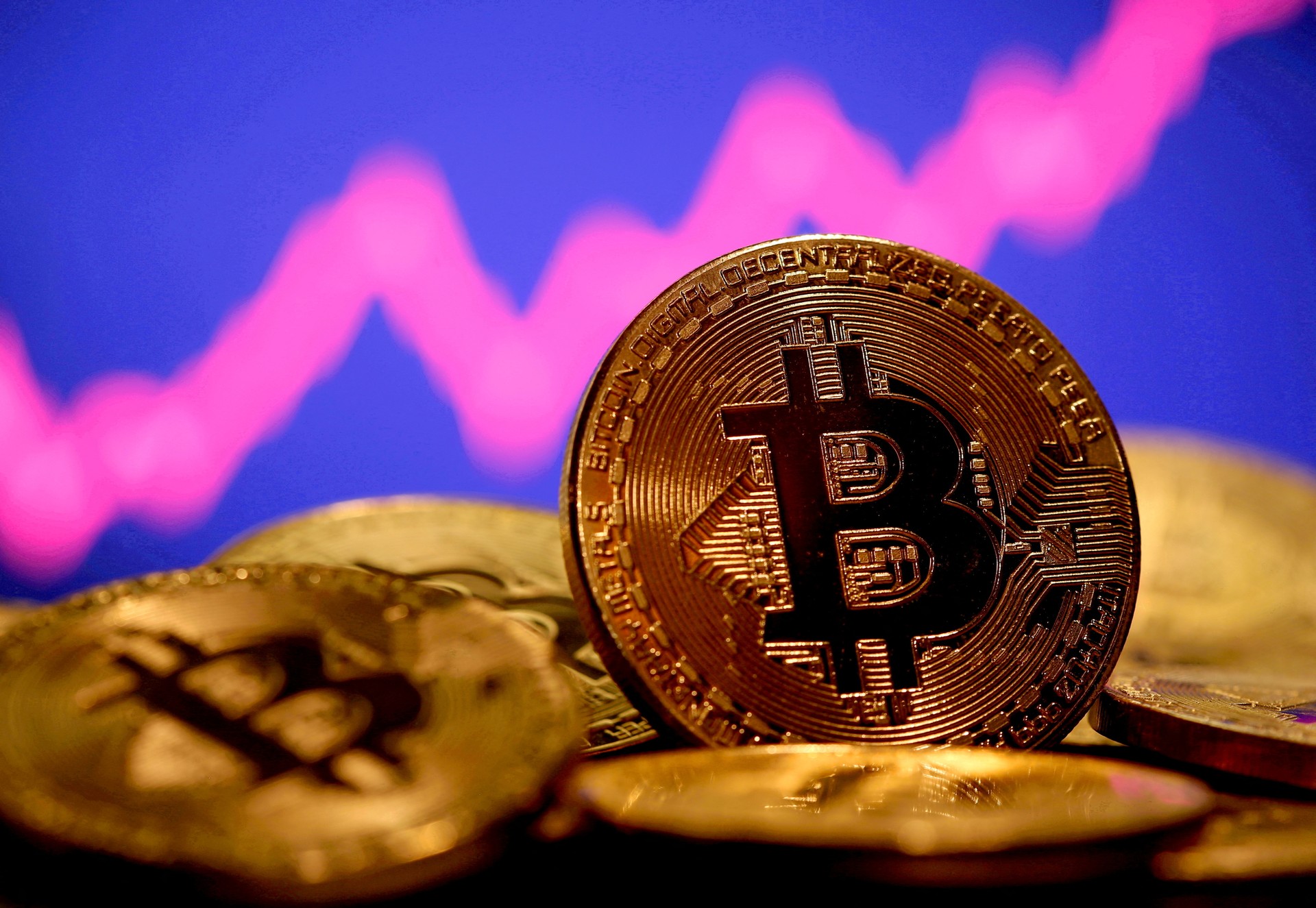 Dollar fluctuates amid global economic pressures, domestic market trends
