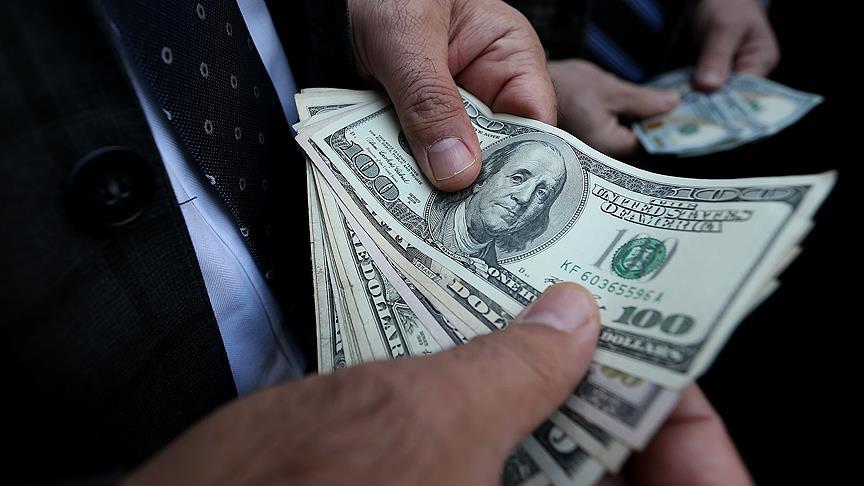Dollar loses ground amid global investors