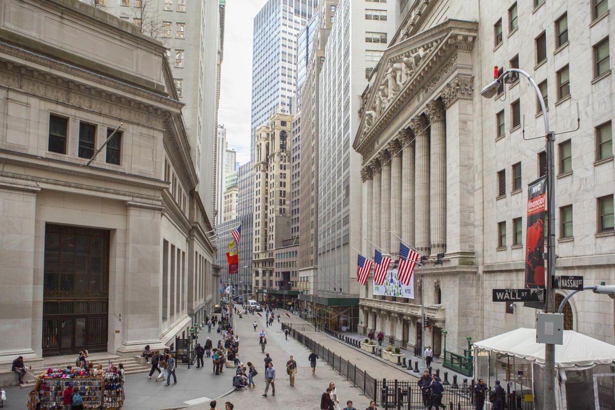 US market momentum shifts as investors await Fed's next move