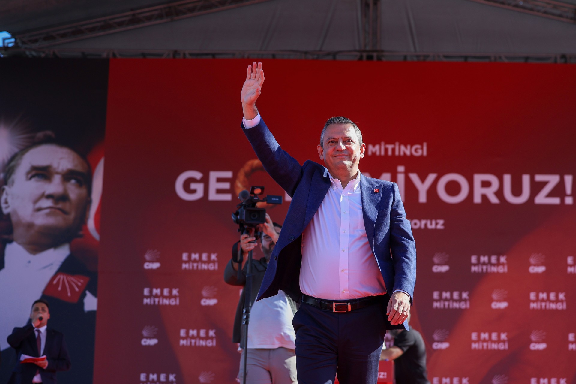 Main opposition leader Ozel continues nationwide rallies, demanding minimum wage hike