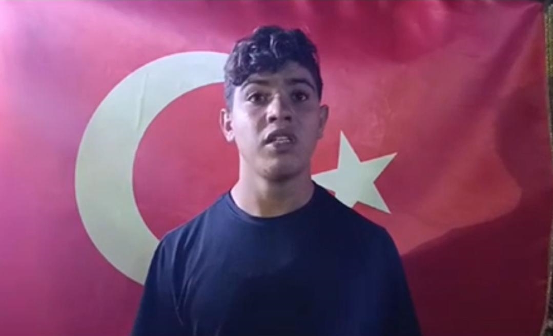 Milli Istihbarat Teskilati tarafindan yürütülen çalismalar sonucu, Suriye'nin El Bab sehrinde Türk bayragina saldirida bulunan 17 yasindaki süpheli yakalandi. Türk bayragi önünde özür dileyerek bayragi öpen sahis, "Türk bayragina saldirdim, çok pismanim, Türk halkindan özür diliyorum." ifadelerini kullandi. ( AA - Anadolu Ajansi )