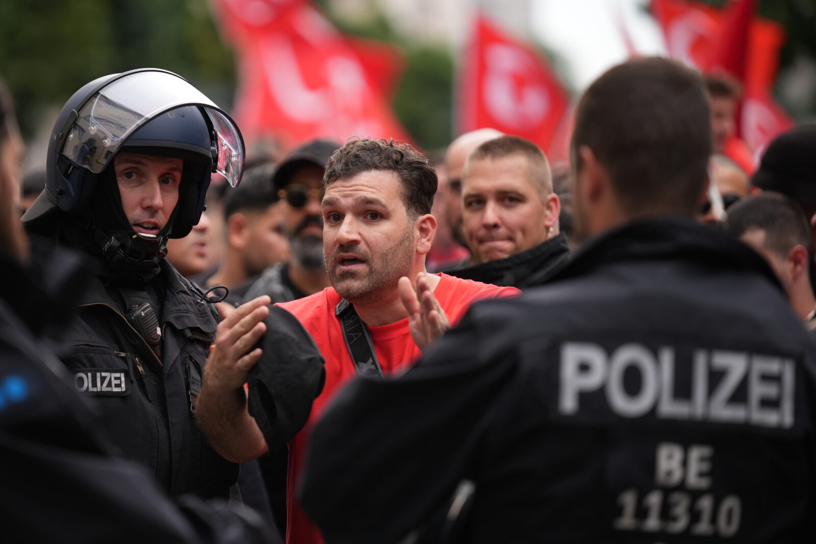 Almanya’da düzenlenen 2024 Avrupa Futbol Sampiyonasi (EURO 2024) çeyrek final mücadelesinde Hollanda ile Türkiye takimlari, Berlin Olimpiyat Stadyumu’nda karsilasacak. Türk taraftarlar maç öncesi Berlin sokaklarinda milli takima destek verdi. Bölgede yogun güvenlik önlemi alan polis ekipleri, Türk taraftarlara toplu yürümek yerine küçük gruplar halinde hareket etmeleri yönünde uyarida bulundu. ( Mahmut Serdar Alakus - Anadolu Ajansi )<img src=