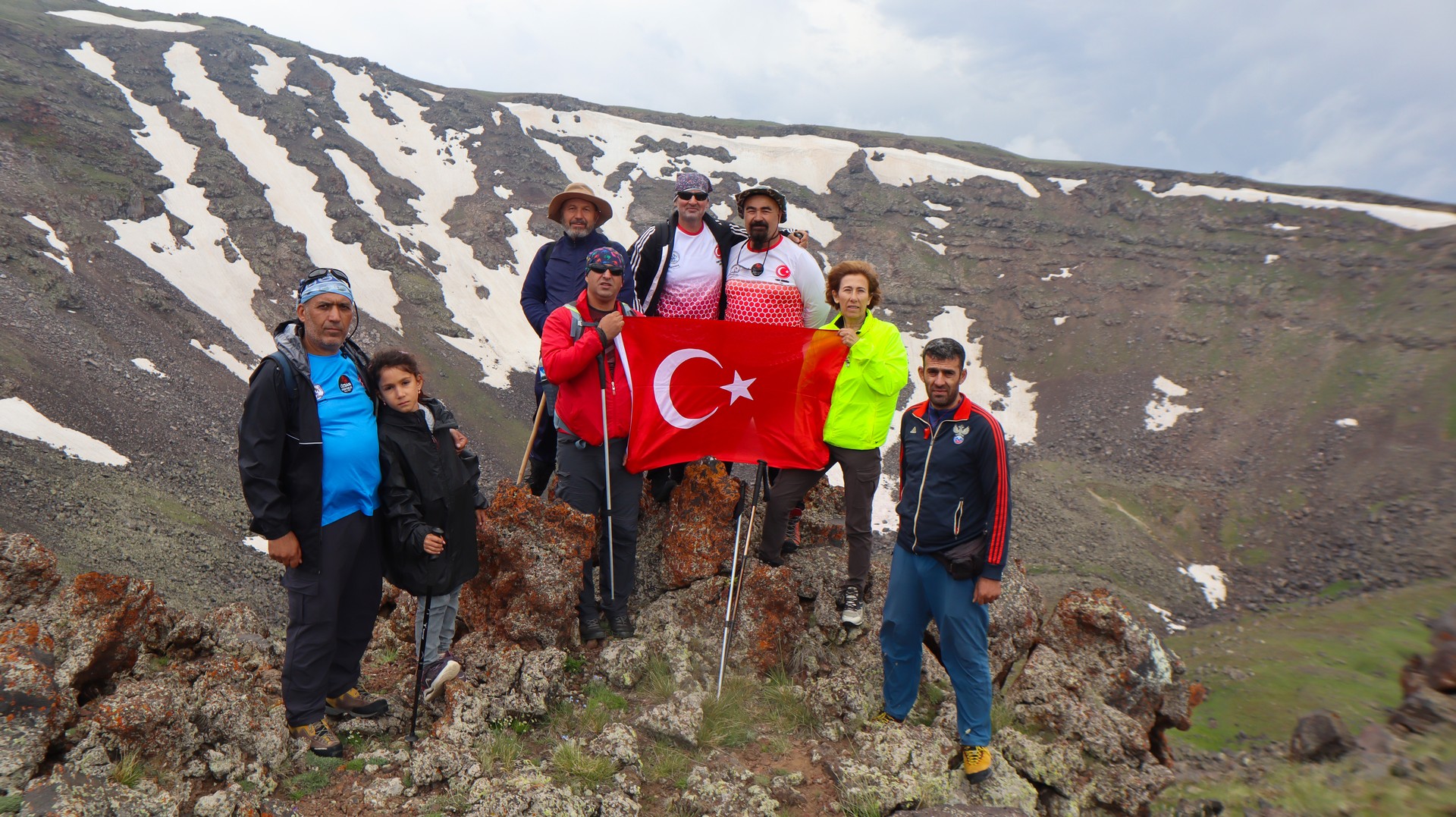 Türkiye's Mount Agri meteor craters become new climbing route for travel enthusiasts