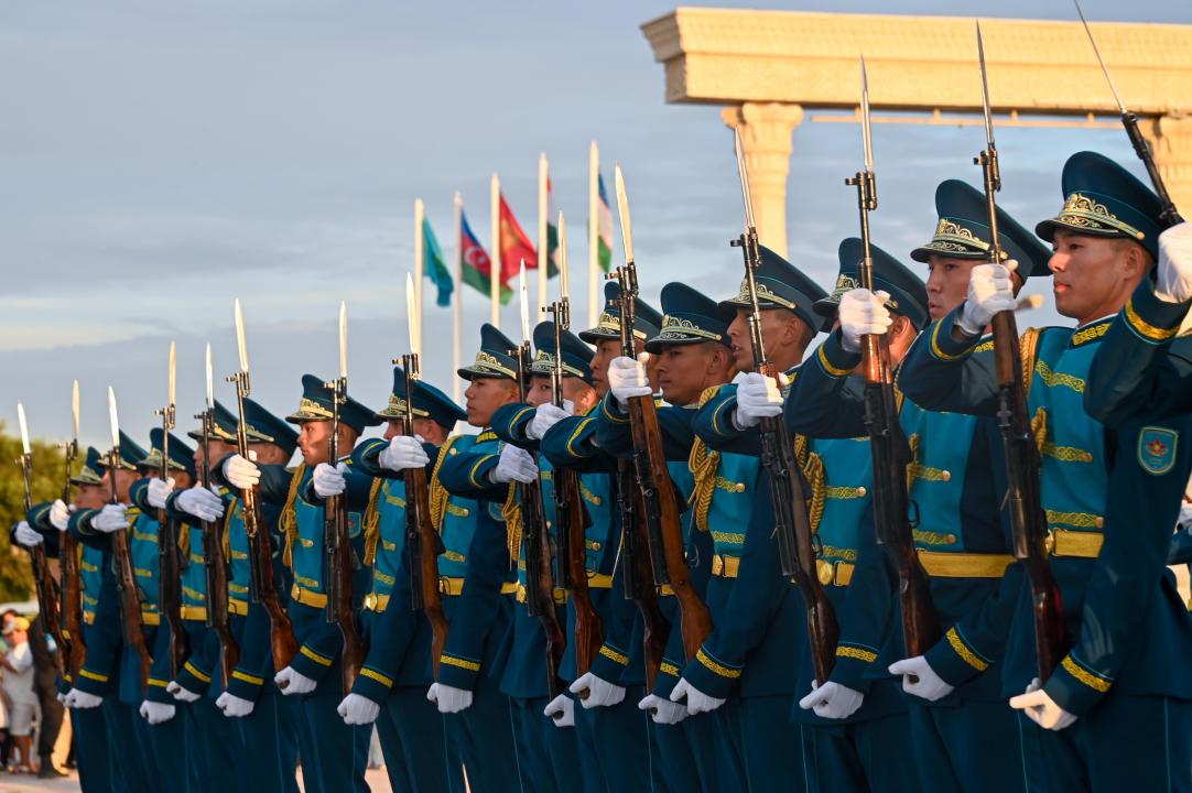 Kazakistan'in Hazar Denizi kiyisinda Azerbaycan, Kazakistan, Kirgizistan, Özbekistan ve Tacikistan askeri birliklerinin katilimiyla yapilan "Birlestik-2024" ortak tatbikati için resmi açilis töreni düzenlendi. Hazar Denizi kiyisindaki liman kenti Aktau'da gerçeklestirilen törende, tatbikata katilan 5 ülkenin askeri birlikleri, heyet baskanlari ve Kazakistan Silahli Kuvvetleri komutanlari ile personeli yer aldi. ( Kazakistan Savunma Bakanligi - Anadolu Ajansi )