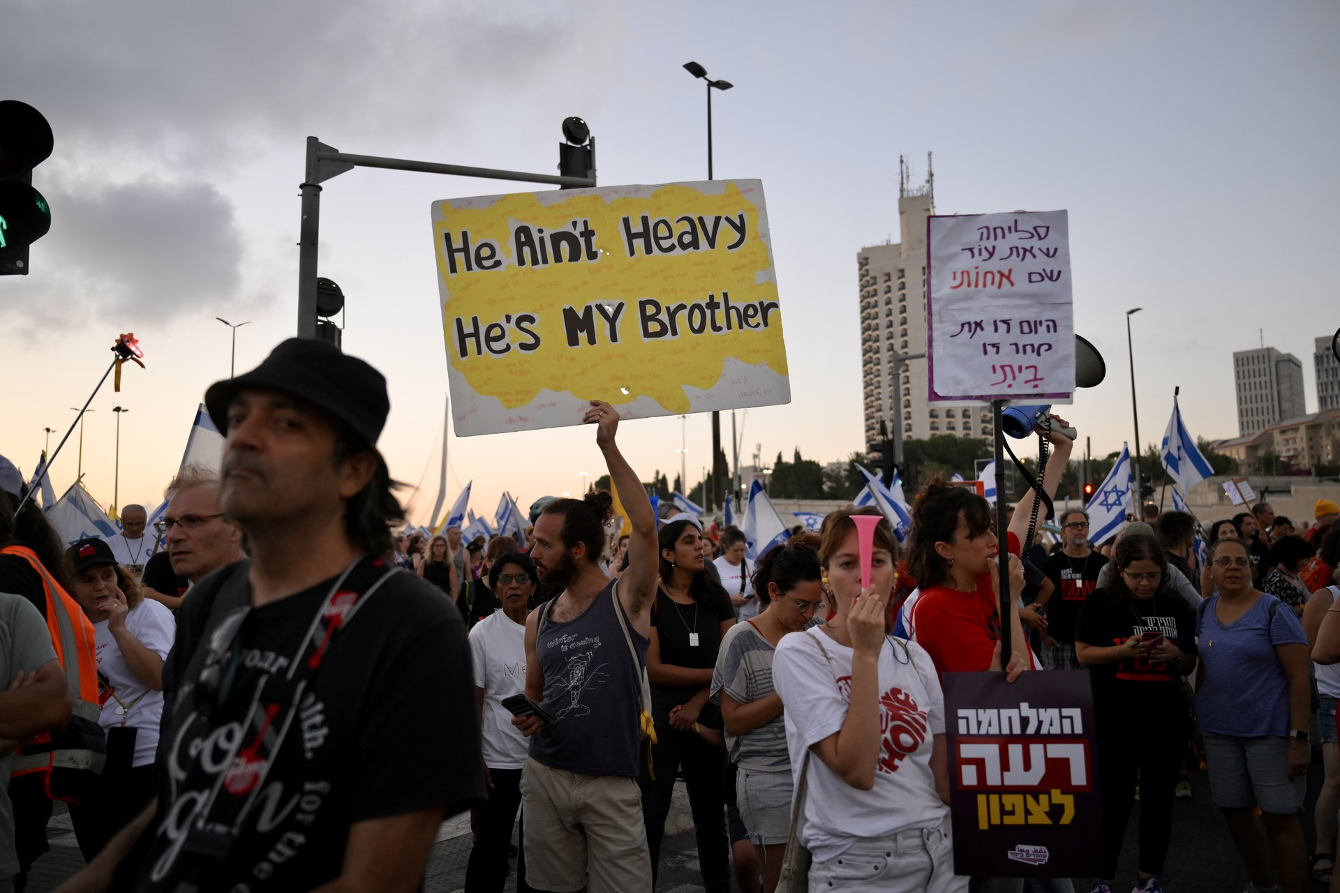 Israeli protesters block Tel Aviv highway, demand prisoner swap deal