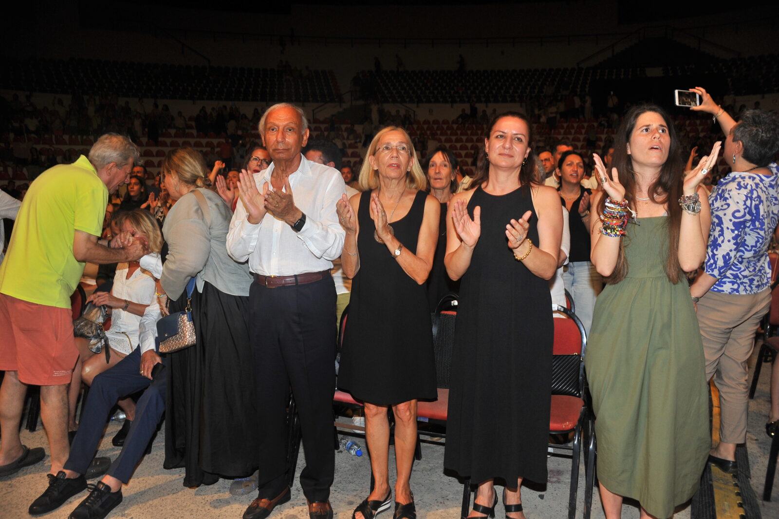 Greek singer Vandi's Türkiye concert canceled over Turkish flag and Ataturk poster dispute