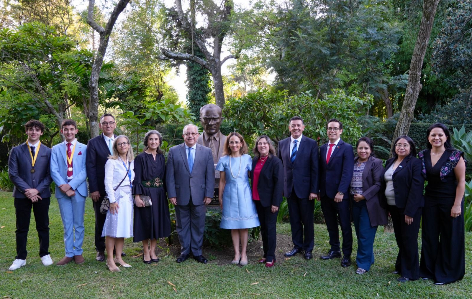 Türkiye ve Guatemala arasindaki diplomatik iliskilerin 150. yili vesilesiyle Guatemala Disisleri Bakanliginda bir tören düzenlendi. Törene Guatemala Disisleri Bakani Martinez,  Kültür ve Spor Bakani Liwy Grazioso, Disisleri Bakan Yardimcilari, Türkiye'nin Guatemala Büyükelçisi Beliz Celasin Rende, Guatemala’da yerlesik büyükelçiler ve uluslararasi kuruluslarin üst düzeyli temsilcileri katildi. Törenin sonunda Disisleri Bakani Martinez, büyükelçilik mensuplariyla bakanlik bahçesindeki Atatürk büstünün önünde hatira fotografi çektirdi. ( Türkiye'nin Guatemala Büyükelçiligi - Anadolu Ajansi )