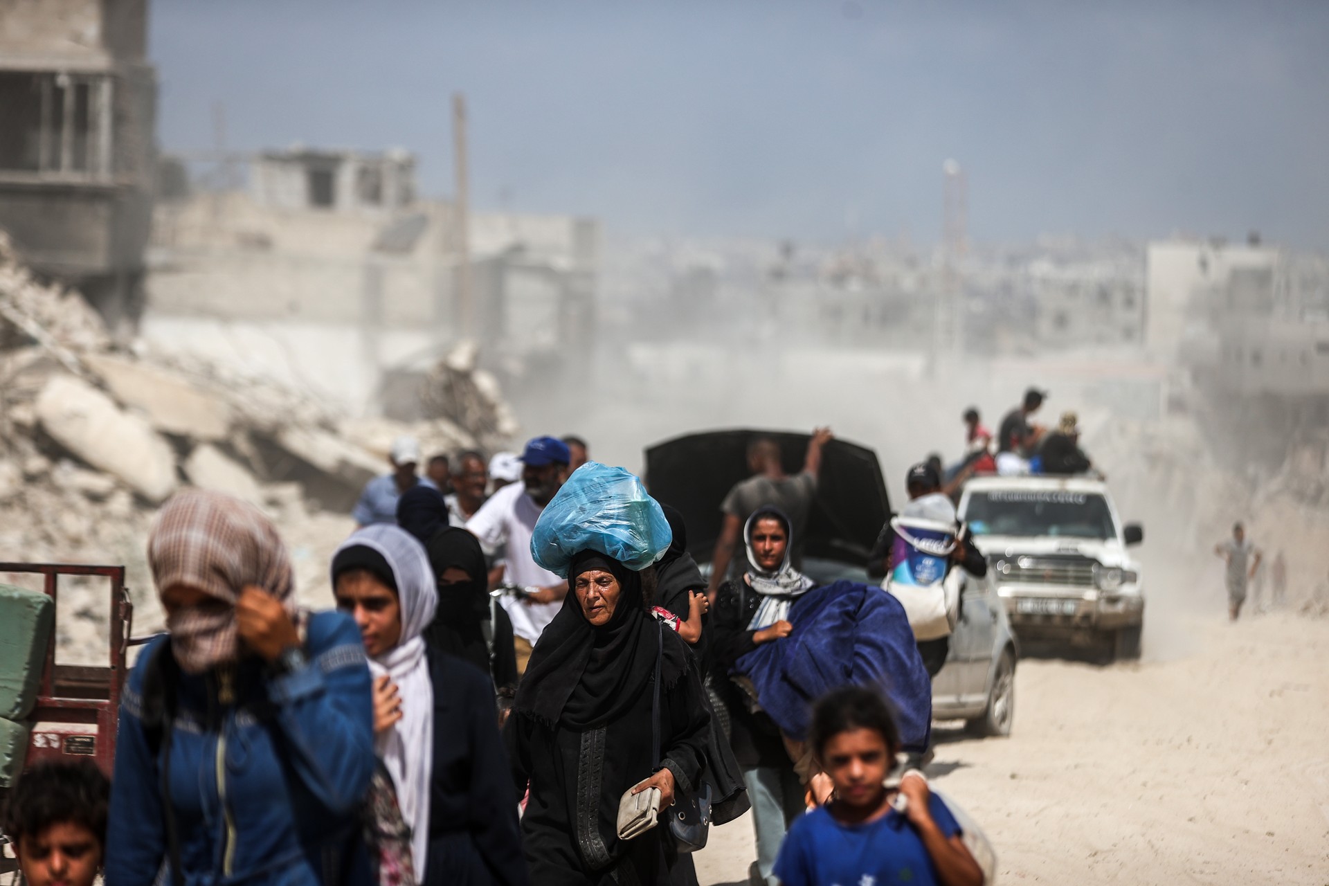 Thousands return to Khan Younis ruins after weeklong Israeli incursion