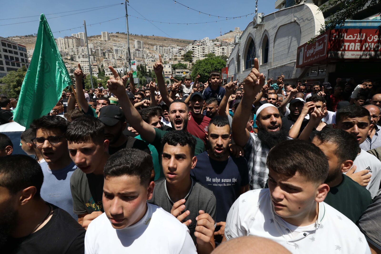 Hamas'ın Siyasi Büro Başkanı İsmail Heniyye'nin, İran'ın başkenti Tahran'da suikasta uğramasının ardından Filistinliler, İsrail işgali altındaki Batı Şeria'nın Nablus kentinde gösteri düzenledi. ( Nedal Eshtayah - Anadolu Ajansı )<img src=
