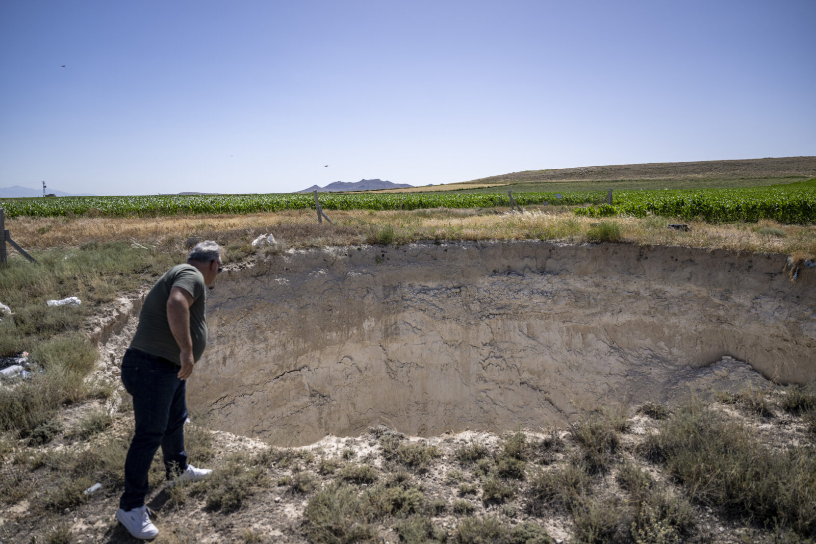 How do sinkholes threaten Turkish farmers' livelihoods in Konya?