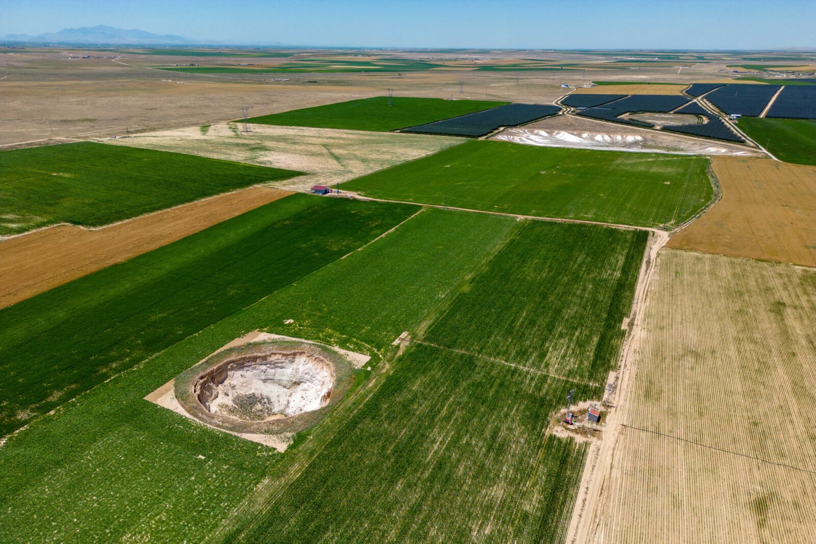 How do sinkholes threaten Turkish farmers' livelihoods in Konya?