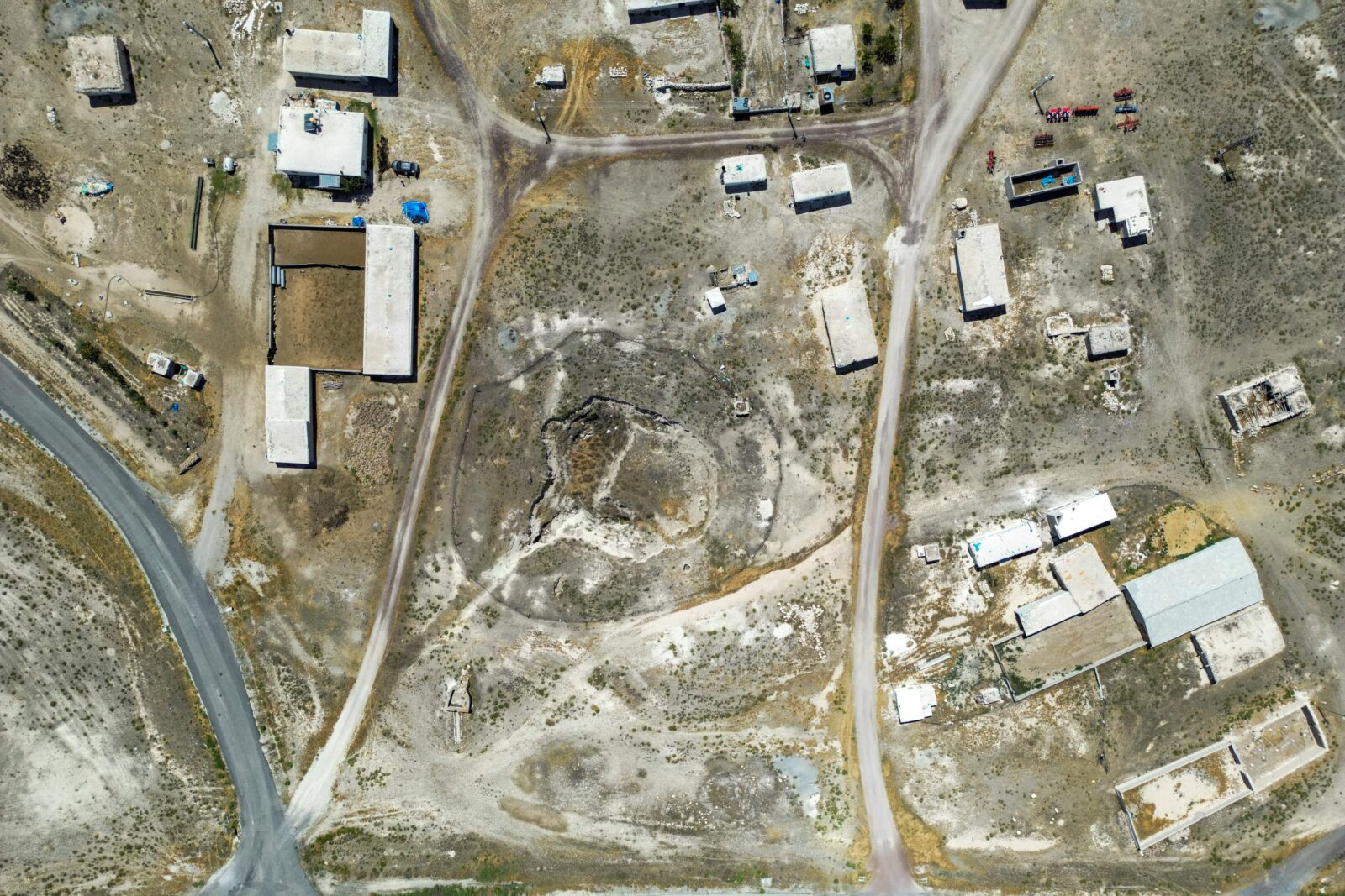 How do sinkholes threaten Turkish farmers' livelihoods in Konya?