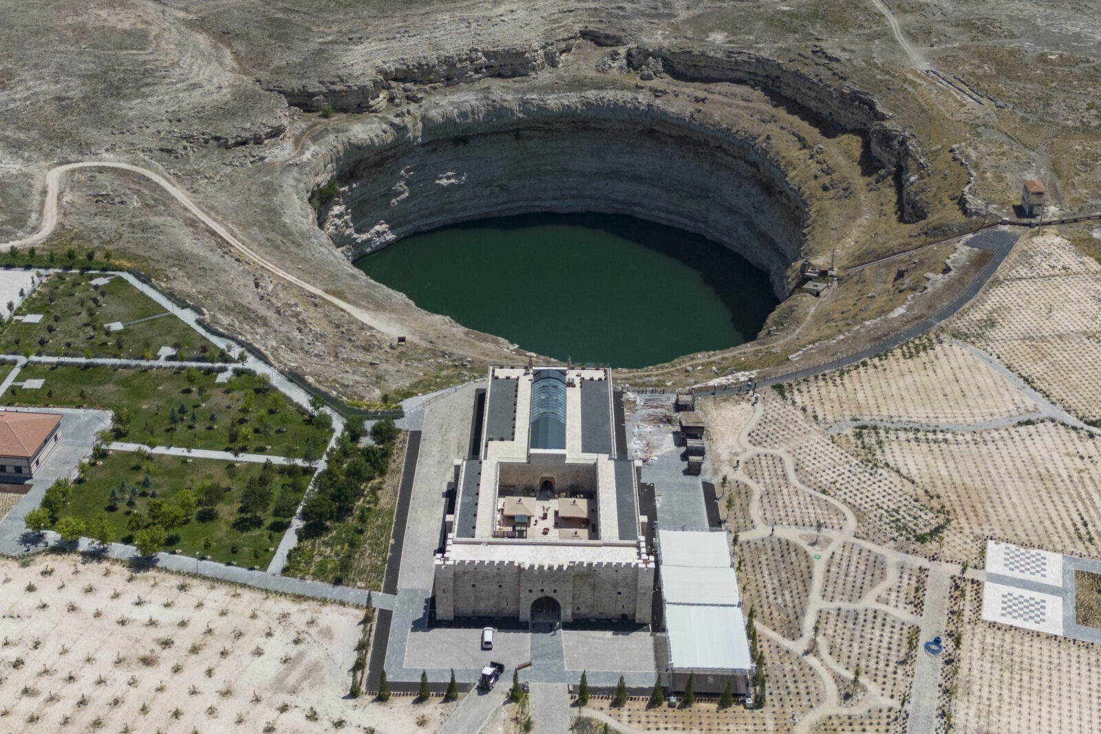 How do sinkholes threaten Turkish farmers' livelihoods in Konya?