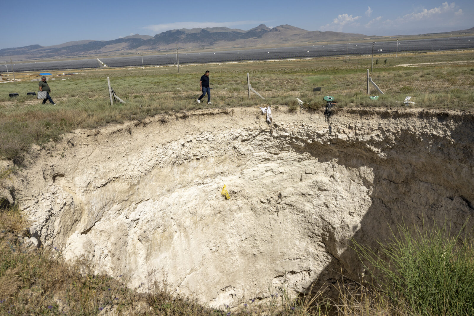 How do sinkholes threaten Turkish farmers' livelihoods in Konya?