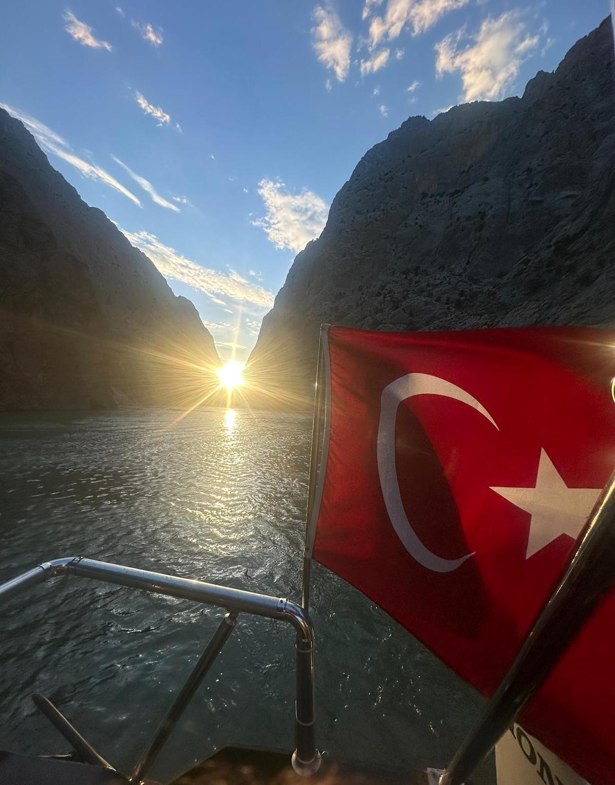 Catch rare 10-day sunset phenomenon at Erzincan's great canyon