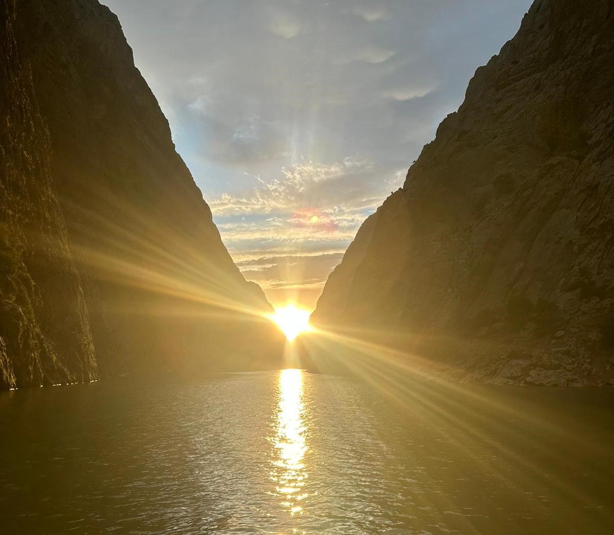 KEMALIYE'DEKI KARANLIK KANYONDA MEST EDEN GÜN BATIMI (AHMET AKBUGA/ERZINCAN-IHA)
Yilin sadece 10 gününe münhasir Karanlik Kanyondaki gün batimini görmek için dünyanin birçok ülkesinden turist Erzincan'in Kemaliye ilçesine geliyor.