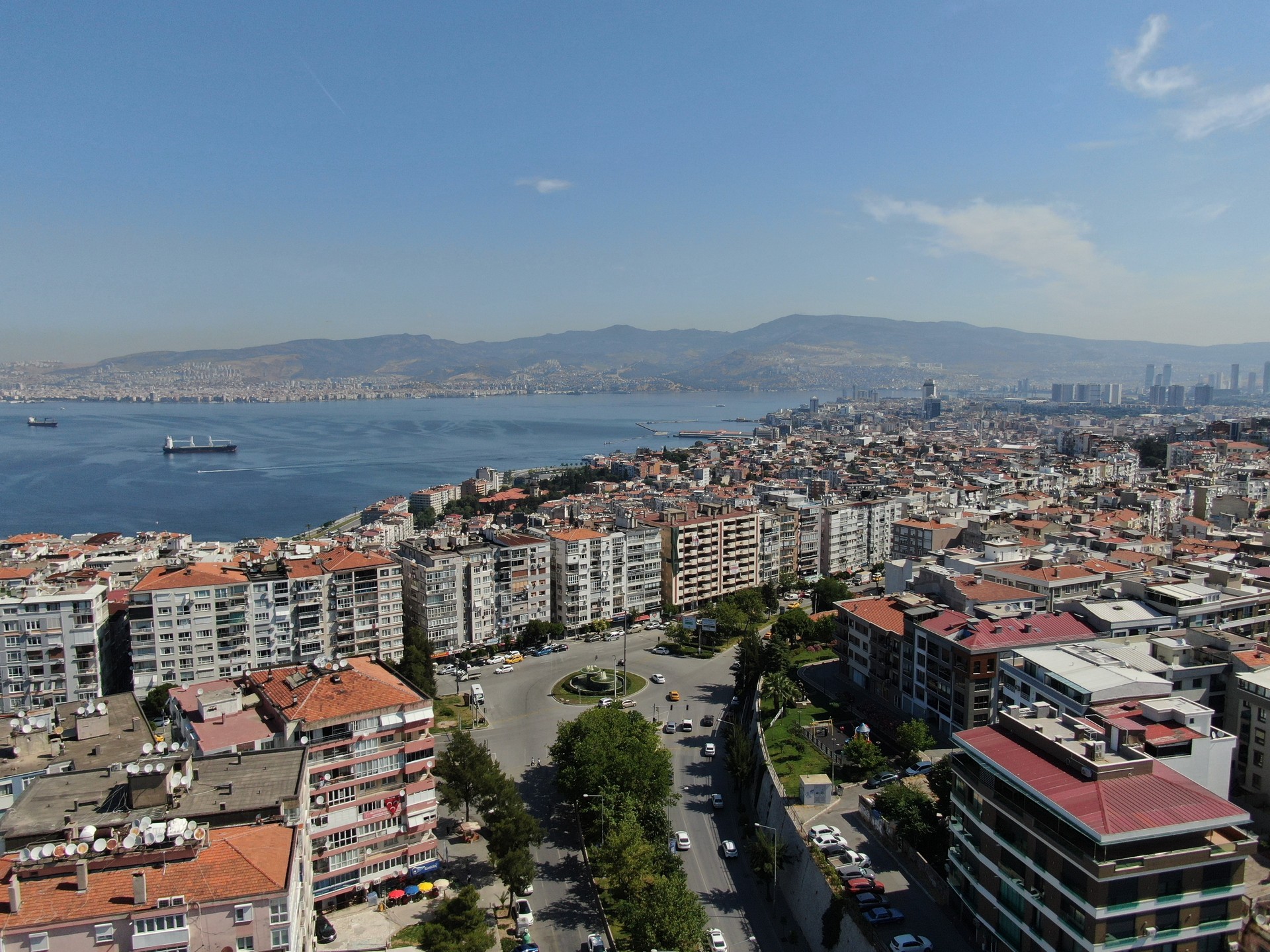 Is Izmir sinking or are sea levels rising?