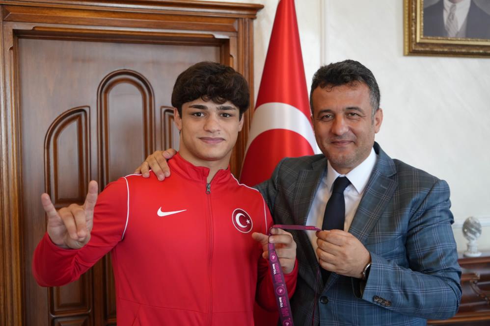 Berber celebrates U20 European Wrestling Championship win with gray wolf gesture