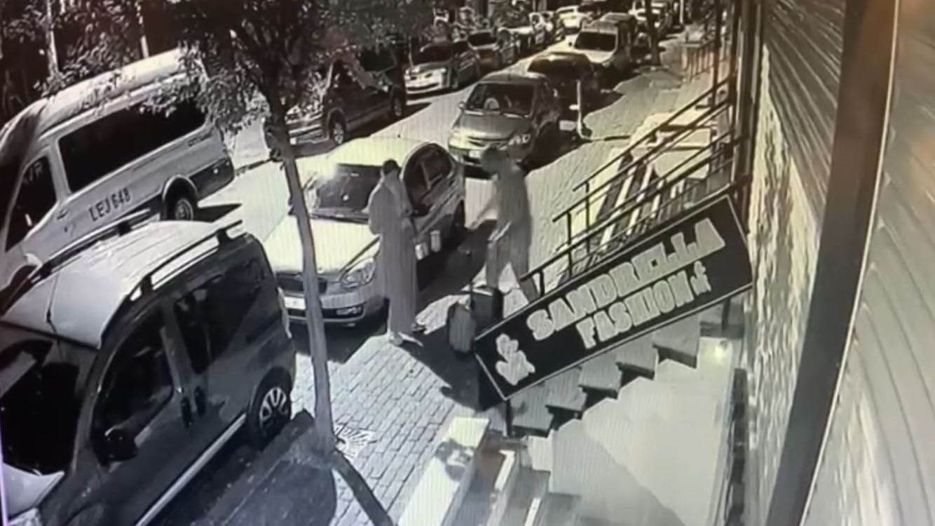 ISTANBUL LEVENT'TE 140 MILYON LIRA DEGERINDEKI LÜKS EVI SATMAK ISTEYEN EMLAKÇI, INGILTERE'DEN GELEN SEVGILILER TARAFINDAN 14 MILYON LIRA DOLANDIRILDI. SOLUGU KARAKOLDA ALAN EMLAKÇININ SIKAYETI ÜZERINE POLIS, SÜPHELILERDEN BIRINI MÜNIH UÇAGINDA YURTDISINA KAÇMAK ÜZEREYKEN ÜSTÜNDE 15 BIN EURO ILE YAKALADI. (DOGAN CAN CESUR/ISTANBUL-IHA)
Istanbul Levent'te 140 milyon lira degerindeki lüks evi satmak isteyen emlakçi, Ingiltere'den gelen sevgililer tarafindan 14 milyon lira dolandirildi. Solugu karakolda alan emlakçinin sikayeti üzerine polis, süphelilerden birini Münih uçaginda yurtdisina kaçmak üzereyken üstünde 15 bin euro ile yakaladi. Olayin organizatörü oldugu öne sürülen kadinin ise ayni gün farkli uçakla Paris'e gittigi tespit edildi. Polis simdi kadinin ve Türkiye'deki isbirlikçilerinin pesine düstü.