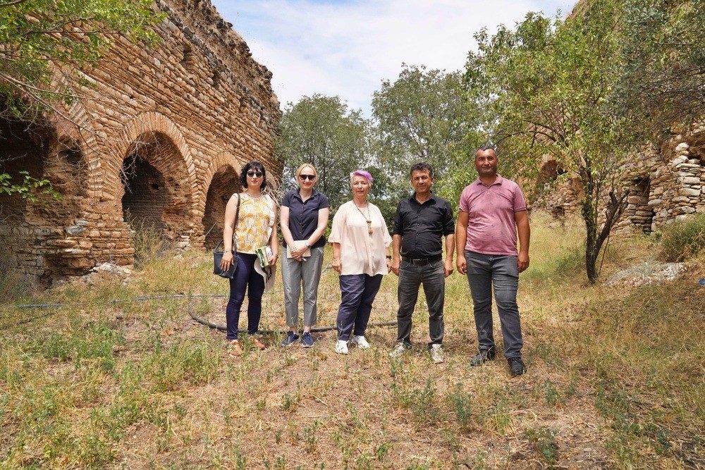 EKIPLER, HEM KÖYLERIN KENDI DOKUSUNA UYGUN SEKILDE KORUNUP KALKINMASI IÇIN EYLEM PLANI OLUSTURACAK, HEM SAHA TURLARINDA ÖNCELIKLI SORUNLARI ÇÖZÜME KAVUSTURACAK, HEM DE YAPILASMA BASKISI VE RANT GIBI TEHDITLERE KARSI ÖNLEM ALINMASINI SAGLAYACAK. (IHA/IZMIR-IHA)
Izmir'de kirsal alanin korunmasi ve kalkinmasi için kurulan Kirsal Hizmetler Dairesi Baskanligi, yerel paydaslarla sahaya inmeye basladi. Ekipler, hem köylerin kendi dokusuna uygun sekilde korunup kalkinmasi için eylem plani olusturacak, hem saha turlarinda öncelikli sorunlari çözüme kavusturacak, hem de yapilasma baskisi ve rant gibi tehditlere karsi önlem alinmasini saglayacak.