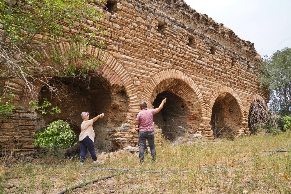 EKIPLER, HEM KÖYLERIN KENDI DOKUSUNA UYGUN SEKILDE KORUNUP KALKINMASI IÇIN EYLEM PLANI OLUSTURACAK, HEM SAHA TURLARINDA ÖNCELIKLI SORUNLARI ÇÖZÜME KAVUSTURACAK, HEM DE YAPILASMA BASKISI VE RANT GIBI TEHDITLERE KARSI ÖNLEM ALINMASINI SAGLAYACAK. (IHA/IZMIR-IHA)
Izmir'de kirsal alanin korunmasi ve kalkinmasi için kurulan Kirsal Hizmetler Dairesi Baskanligi, yerel paydaslarla sahaya inmeye basladi. Ekipler, hem köylerin kendi dokusuna uygun sekilde korunup kalkinmasi için eylem plani olusturacak, hem saha turlarinda öncelikli sorunlari çözüme kavusturacak, hem de yapilasma baskisi ve rant gibi tehditlere karsi önlem alinmasini saglayacak.