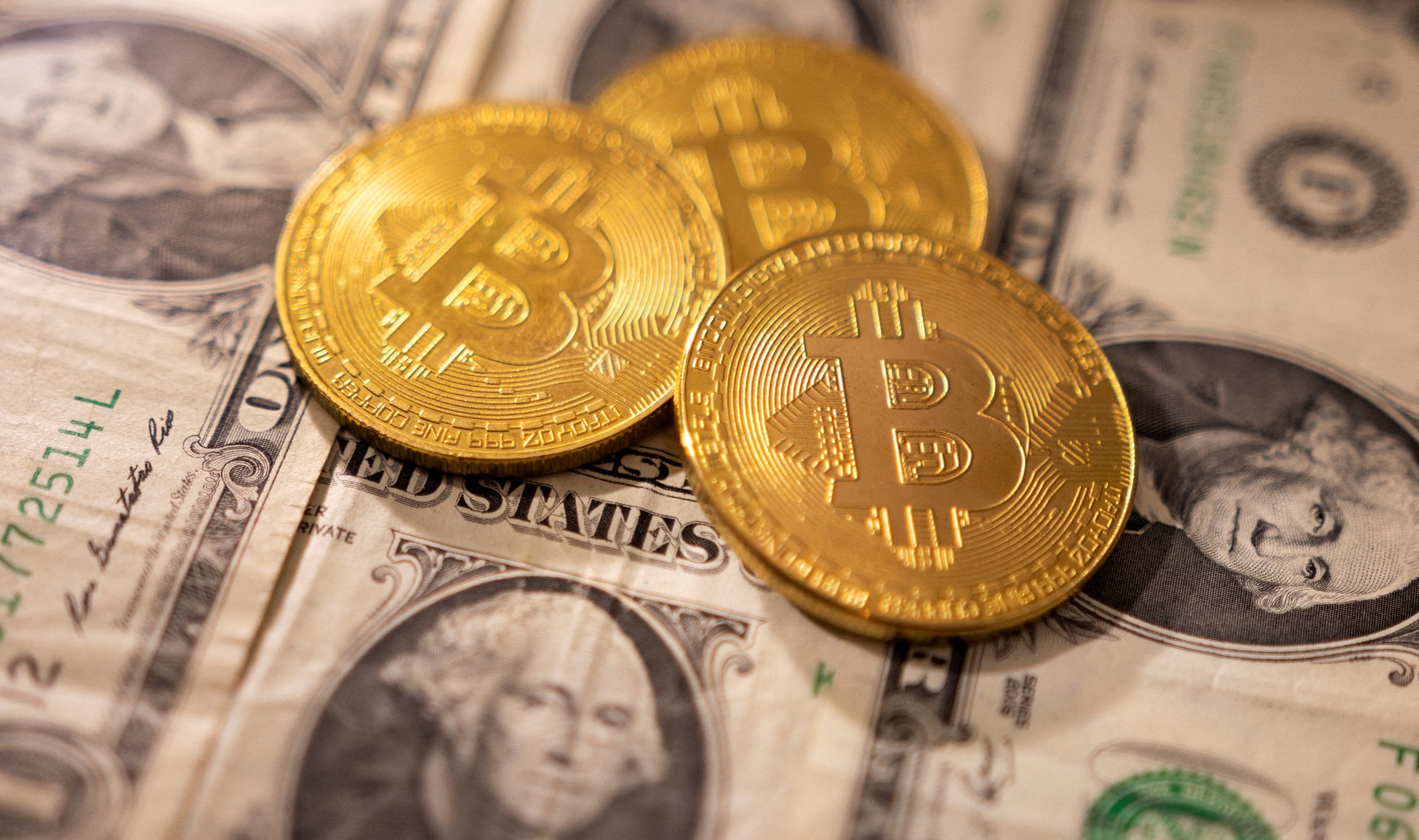 Bitcoin and Altcoins plummet amid global tensions and recession fears