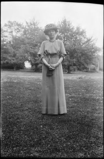 Gertrude Bell'standing in gardens at Rounton Grange, 1912 (Photo via Gertrude Bell's Archive)