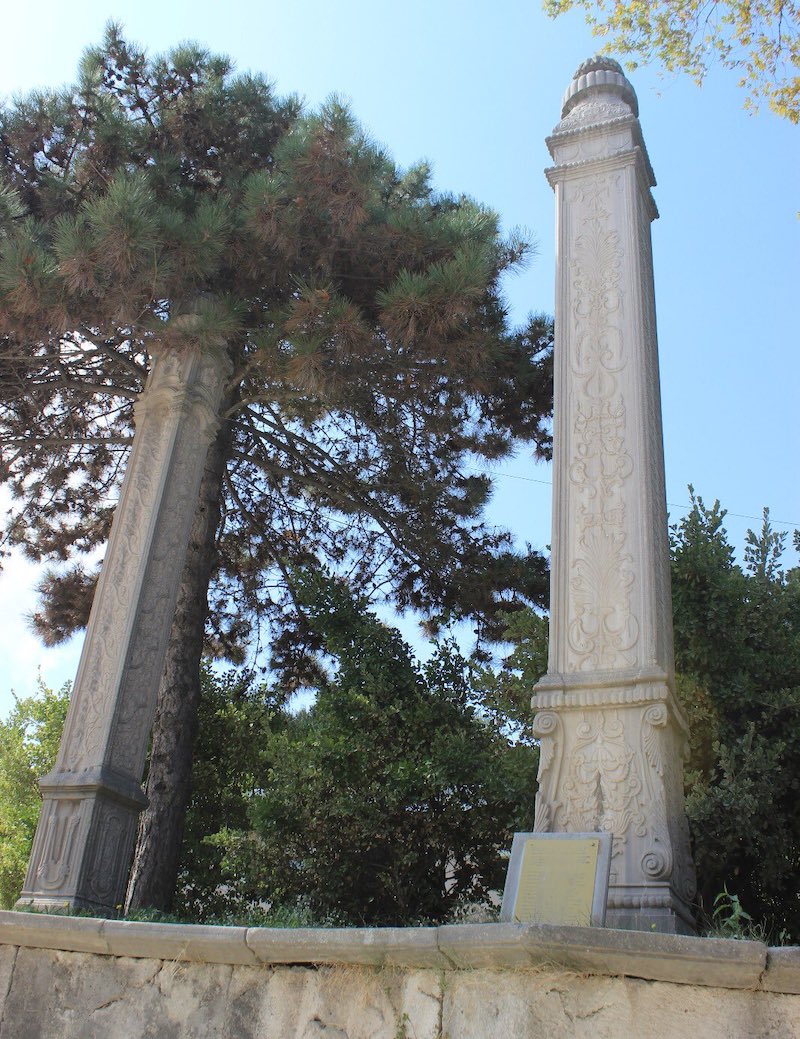Two obelisks, one with okra and the other with cabbage motifs, on the road to the right from the Bab-i Humayun Gate, the entrance courtyard of Topkapi Palace, Istanbul, Türkiye (Photo via X Profile/rmysayldzts)