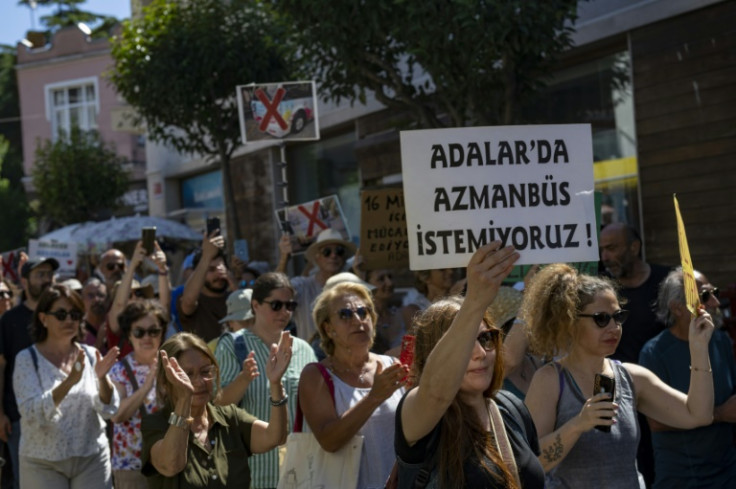 Istanbul's Princes’ Islands residents file legal complaint against Imamoglu over 'monstrobuses'