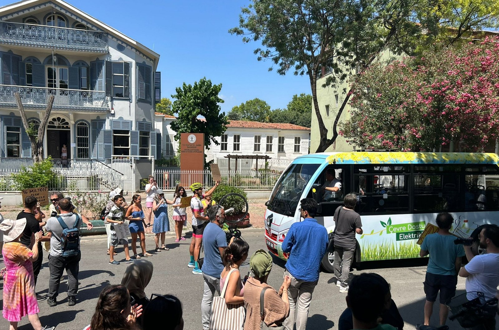 Istanbul's Princes’ Islands residents file legal complaint against Imamoglu over 'monstrobuses'